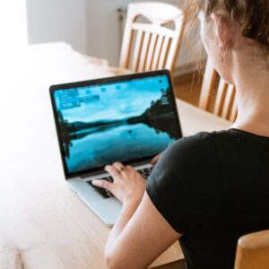 Conseils en nutrition intégrative personnalisés et accompagnement holistique home office 5190504@vinzentweinbeer pixabay moyenne